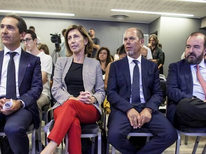 De izquierda a derecha, Patrick Drahi, cofundador de Altice; Rosa Cullell, consejera delegada de Mediacapital; Armando Pereira, cofundador de Altice, y José Luis Sáinz, consejero delegado de Prisa.