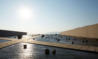 La entrada de Viña Vik está presidida por una gran explanada en la que corre el agua, un elemento visual que tiene además una función termorreguladora para el edificio. Los visitantes de la bodega recorren todos los espacios de producción y terminan en una sala de catas.