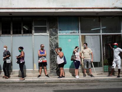 Un grupo de personas hace cola para comprar comida en La Habana (Cuba).