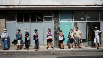 Un grupo de personas hace cola para comprar comida en La Habana (Cuba).