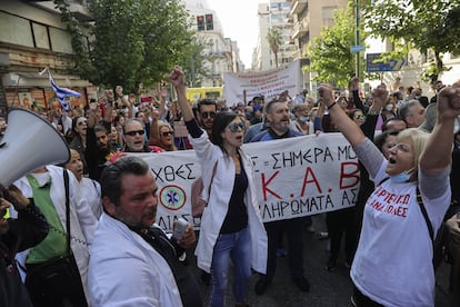 Manifestación de sanitarios y empleados publicos de hospitales contra la degradación de sus puestos de trabajo, el 21 de octubre de 2021.