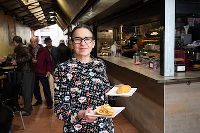 Silvia Bonet, con unos'ximos', en la versión del Bar del Mercat de revuelto de sardina de bota y pimiento.
