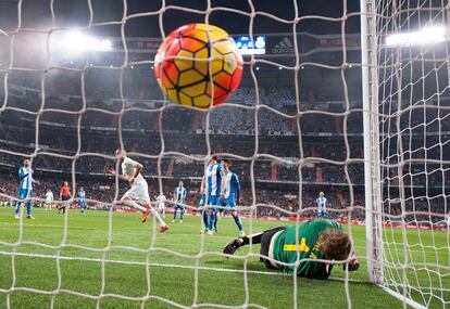 El cabezazo de Benzema que abrió el marcador (6-0) del Madrid contra el Espanyol.