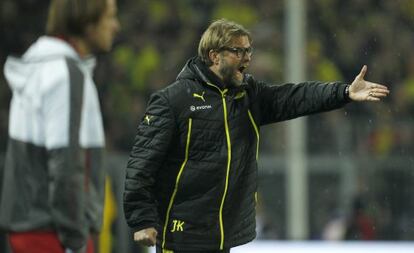 Jürgen Klopp da instrucciones a sus jugadores.
