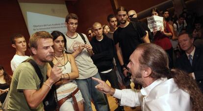 El decano de Bellas Artes, Jos&eacute; Luis Cueto, discute con los alumnos durante la protesta.