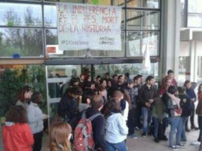 Alumnos bloquean la puerta de acceso al rectorado de la UAB