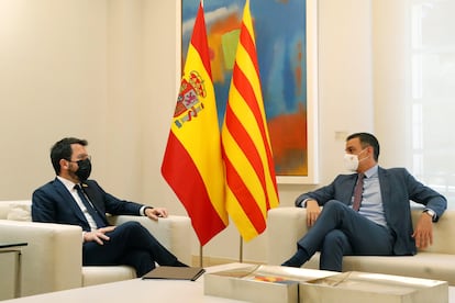 El presidente del Gobierno, Pedro Sánchez, conversa con el presidente de la Generalitat, Pere Aragonès, durante su encuentro este martes en el Palacio de la Moncloa.