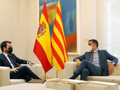 El presidente del Gobierno, Pedro Sánchez,  conversa con el presidente de la Generalitat, Pere Aragonès, durante su encuentro este martes en el Palacio de la Moncloa.