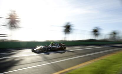 El piloto mexicano Sergio Pérez de la escudería Force India durante la segunda sesión de entrenamiento del Gran Premio de Fórmula I de Australia, en el circuito Albert Park de Melbourne.