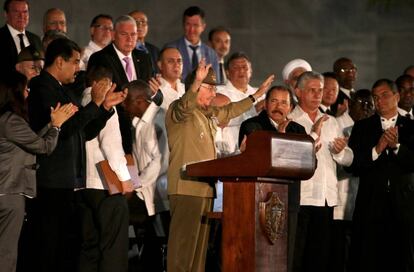 Ra&uacute;l Castro, rodeado de dirigentes, en el homenaje a Fidel Castro.