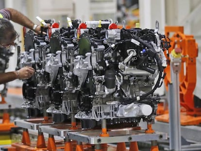 Un empleado de Ford trabaja con un motor di&eacute;sel en una planta de Londres.