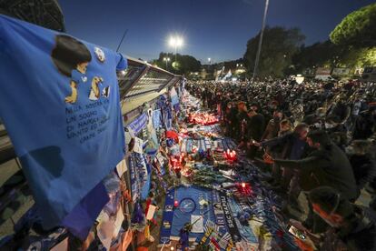 Seguidores de Maradona homenajean este jueves al ídolo fallecido en las cercanías del estadio San Paolo, en Nápoles (Italia).