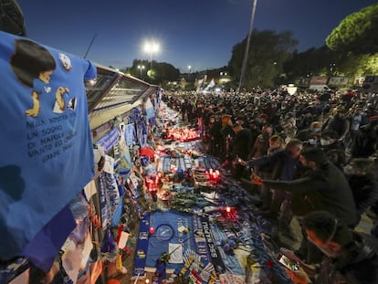 Seguidores de Maradona homenajean este jueves al ídolo fallecido en las cercanías del estadio San Paolo, en Nápoles (Italia).