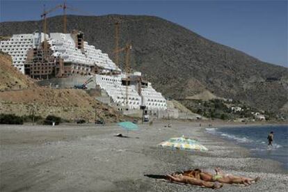 Hotel en construcción en la playa del Algarrobico, en Carboneras, dentro del Parque Natural del Cabo de Gata. Será derribado.