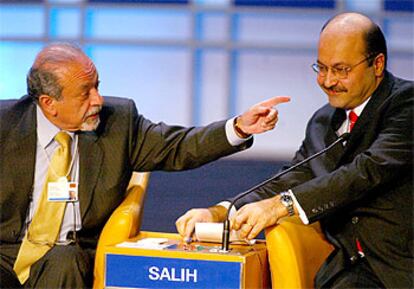Dos representantes de la oposición iraquí debaten la situación internacional en una sesión del Foro.