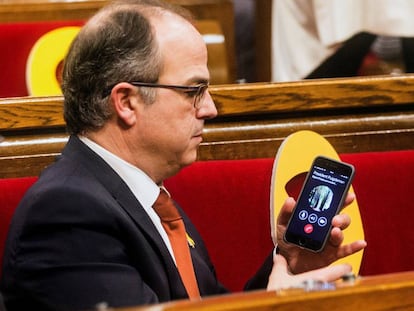 El diputado electo de JxCat y 'conseller' de la presidencia cesado, Jordi Turull, conecta con el 'expresident' Puigdemont en la sesión parlamentaria del pasado miércoles.