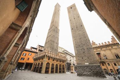 Las dos torres más conocidas de Bolonia, la Garisenda (la más inclinada, 48 metros) y la Asinelli (la más alta, 97,6 metros).