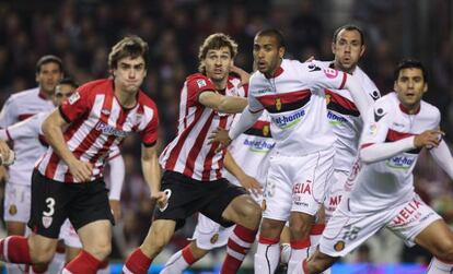 Los jugadores del Athletic de Bilbao Jon Aurtenetxe, y Fernando llorente junto a los jugadores del Real Mallorca, Iván Ramis Fernando Tissone y Pablo Cáceres, en un momento del partido de ida de cuartos de final de Copa del Rey celebrado en el campo de San Mamés.
