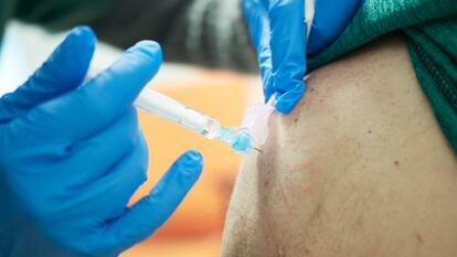 Una sanitaria vacuna contra la covid-19 a un ciudadano en Pamplona, el pasado 10 de abril.