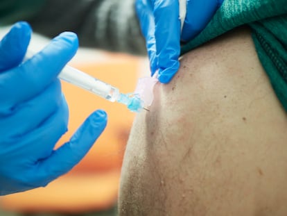 Una sanitaria vacuna contra la covid-19 a un ciudadano en Pamplona, el pasado 10 de abril.
