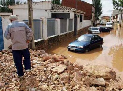 Una calle de Alcázar de San Juan (Ciudad Real) tras la tromba de agua caída el jueves.