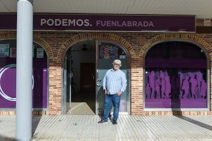 El candidato de Podemos a la alcaldía de Fuenlabrada, Pedro Vigil, durante el encierro de Podemos Fuenlabrada, en la sede de Podemos, a 24 de abril de 2023, en Fuenlabrada, Madrid (España).