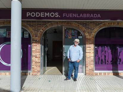 El candidato de Podemos a la alcaldía de Fuenlabrada, Pedro Vigil, durante el encierro de Podemos Fuenlabrada, en la sede de Podemos, a 24 de abril de 2023, en Fuenlabrada, Madrid (España).