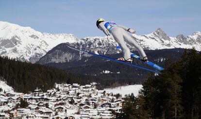 El francés Antoine Gerard entrena durante el Campeonato del Mundo de Esquí Nórdico FIS, en Seefeld (Austria).