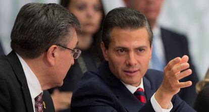 - El presidente mexicano, Enrique Peña Nieto, habla el titular de Comisión Nacional de Derechos Humanos, Luis Raúl González.