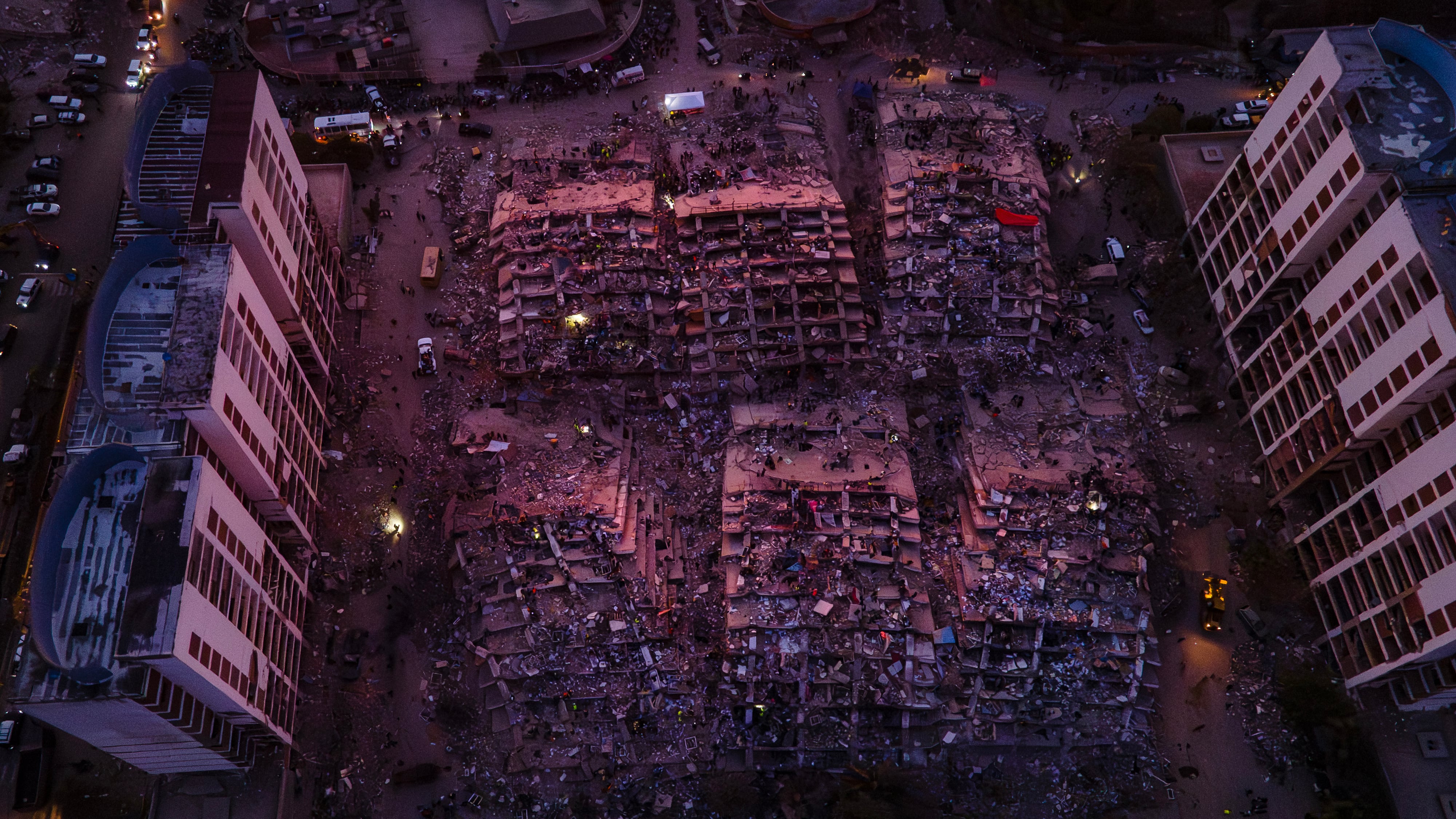 Personas participan en labores de rescate de sobrevivientes y recuperación de cuerpos, después del colapso de decenas de edificios provocado por los terremotos en el Estado de La Guaira, Venezuela, el 30 de junio de 2026.