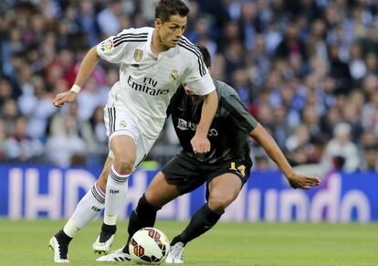 Chicharito, sustituto del lesionado Bale, sortea el marcaje de Recio.