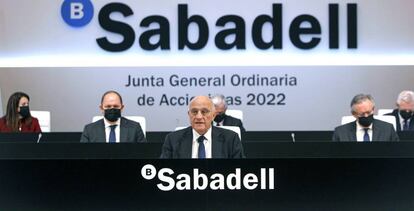 El presidente de Sabadell, Josep Oliu, durante la junta de accionistas.