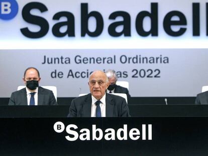 El presidente de Sabadell, Josep Oliu, durante la junta de accionistas.