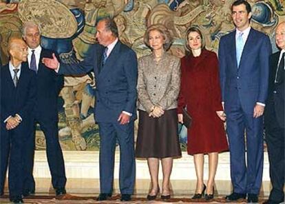 Los Reyes, acompañados de don de Felipe y doña Letizia Ortiz, durante la audiencia a los grandes de España.