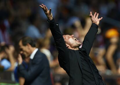 Diego Simeone celebra el segundo gol del equipo.