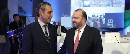 Manuel Mirat y Jos&eacute; Luis Sainz, futuro y actual consejero delegado de Prisa, respectivamente, en la junta de accionistas de hoy. 