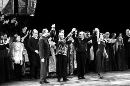 Carles Santos y su equipo saludando al público al final de la representación de su ópera 'L'adéu de Lucrècia Borja' que inauguró el nuevo Teatro Lliure en el Palau de Agricultura de Barcelona, en 2001.