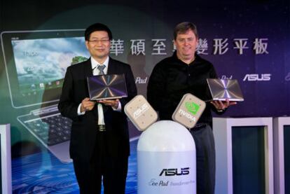 El consejero delegado de Asus, Jerry Shen, y el vicepresidente de Nvidia, Phil Carmack, con la nueva tableta Asus.