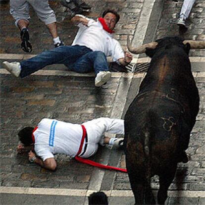 Un momento de peligro en Estafeta, al paso de los toros de Miura.