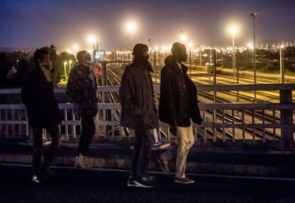 Un grupo de inmigrantes, ante el túnel del canal por Calais (Francia).