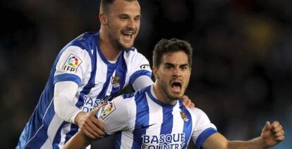 Ros, a la derecha, festeja su gol junto a Seferovic en el partido de Anoeta.