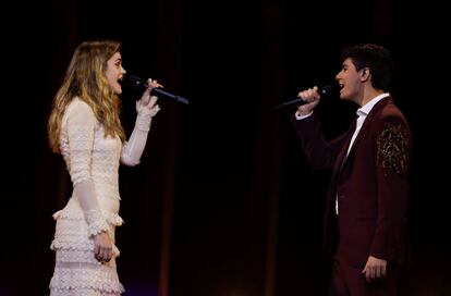 Los españoles Amaia y Alfred interpretan "Tu Cancion".