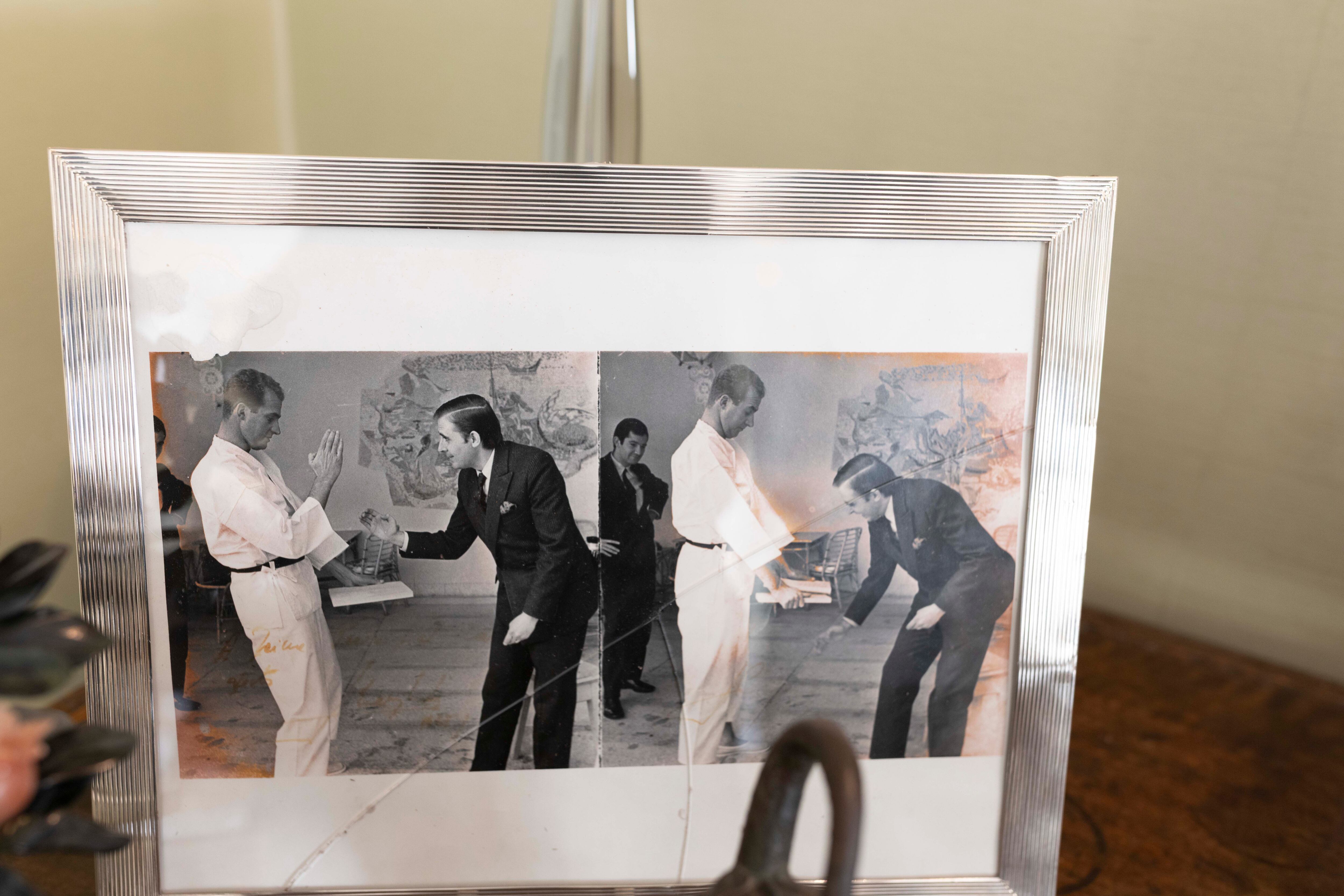 Fotografía de Jaime Peñafiel practicando karate con Juan Carlos de Borbón, entonces todavía príncipe.

