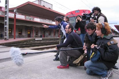 El equipo de la película <i>Sud express,</i> durante el rodaje en una estación.