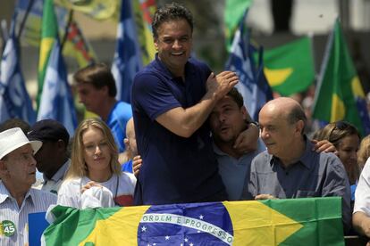 Aécio Neves abraça o ex-jogador Ronaldo Nazário, durante campanha no Rio de Janeiro no dia 19 de outubro.