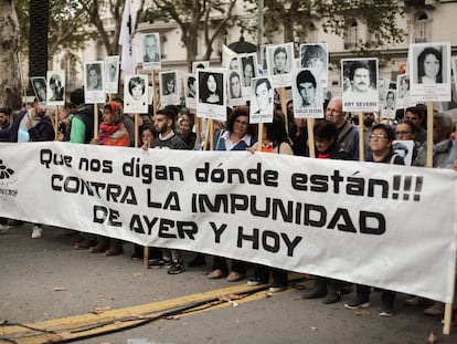 Asociaciones de víctimas de la dictadura uruguaya durante una manifestación en Plaza Libertad, en Montevideo, en una imagen de archivo.