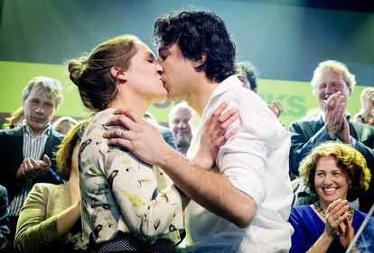 El líder de los Verdes de Holanda, Jesse Klaver, besa a su mujer, Jolein, tras conocer los resultados electorales, en Ámsterdam (Holanda).