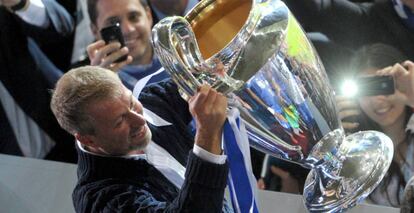 El propietario del Chelsea, Roman Abramovich, levanta en 2012 la primera Champions League ganada por el club.