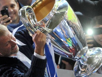 El propietario del Chelsea, Roman Abramovich, levanta en 2012 la primera Champions League ganada por el club.