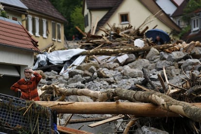 El máximo responsable del distrito de Schwäbisch Hall, Michael Knaus, señaló que en las últimas horas ha caído más lluvia por metro cuadrado que en varios meses. En la imagen, una mujer mira los destrozos causados tras las fuertes lluvias caídas.